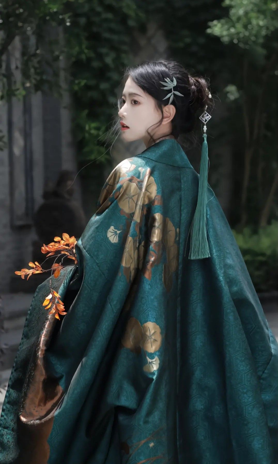 Striped Cheongsam:A Blend of Tradition and Modernity