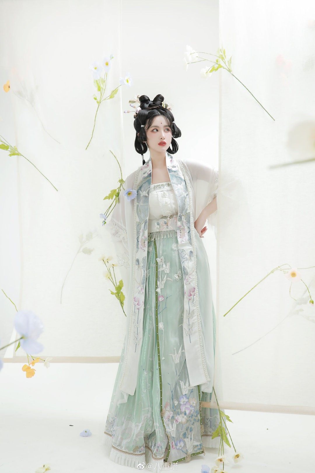 Elegant Evolution:The Rise of Modern Chinese-Style Purple Cheongsam