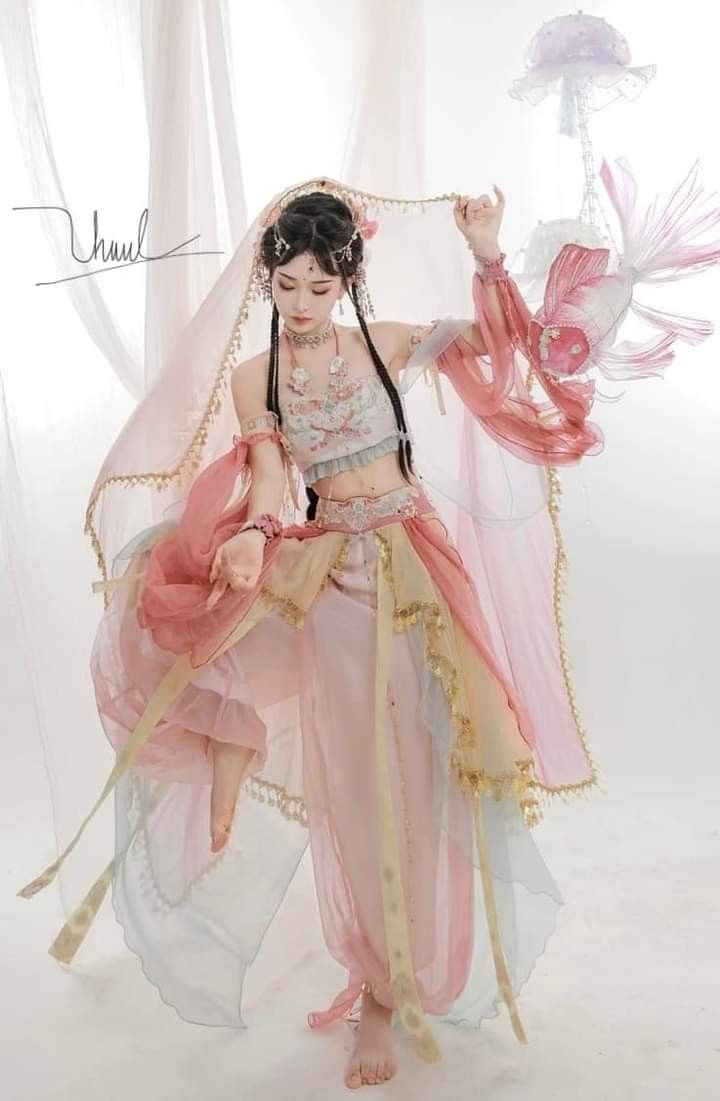 The Splendor of Hanfu Robes:The Elegance of Sleeveless Waisted Coats The Splendor of Hanfu Robes:The Elegance of Sleeveless Waisted Coats