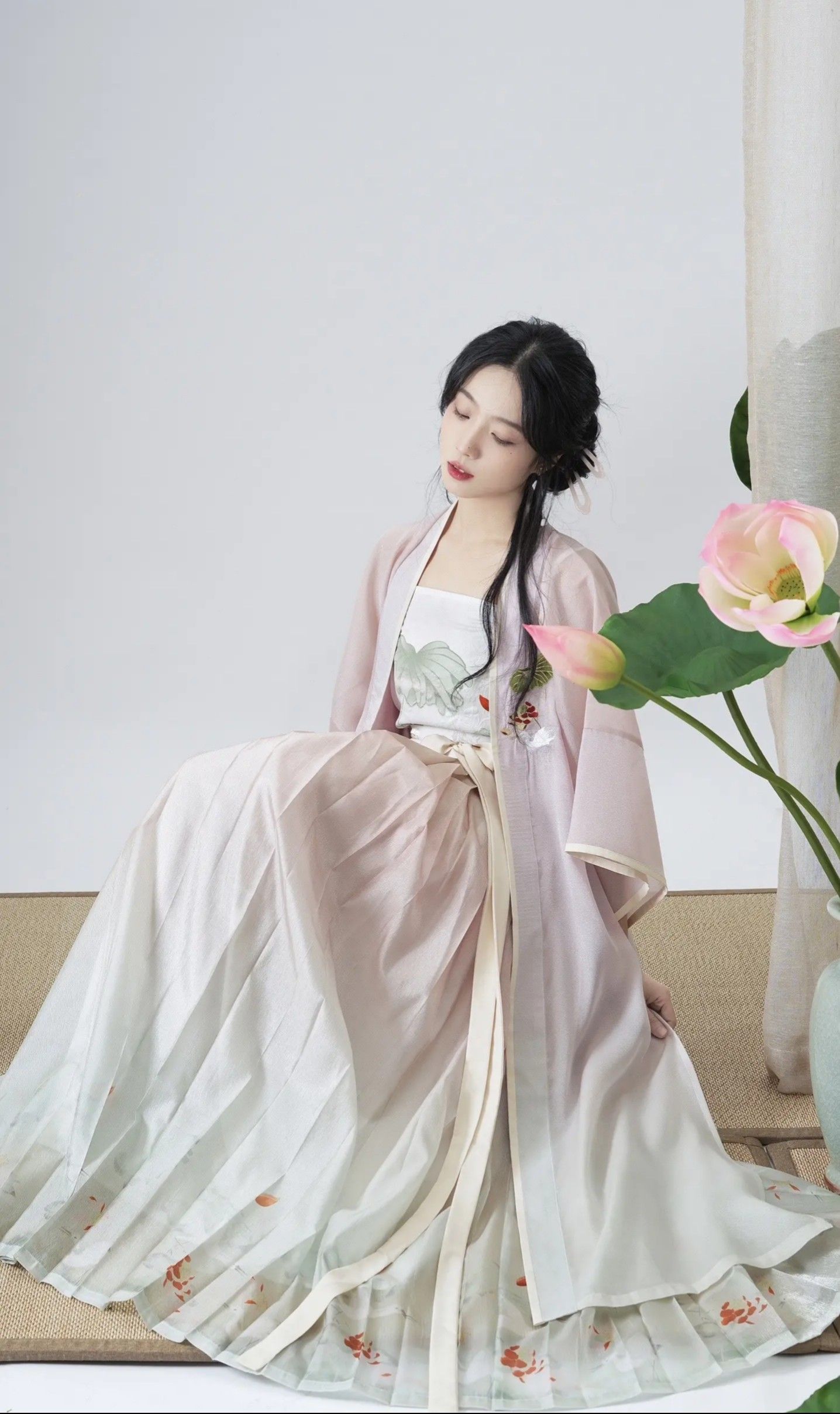 Red Velvet Cheongsam as a Toast-Wearing:A Blend of Tradition and Modern Elegance Red Velvet Cheongsam as a Toast-Wearing:A Blend of Tradition and Modern Elegance