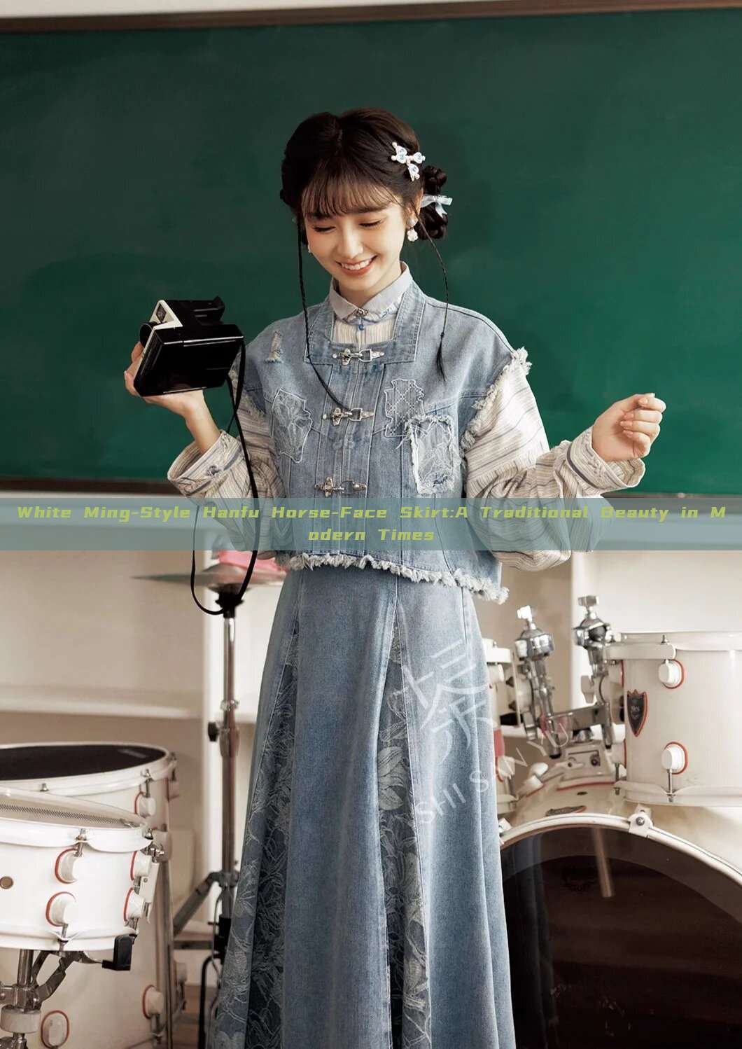 White Ming-Style Hanfu Horse-Face Skirt:A Traditional Beauty in Modern Times White Ming-Style Hanfu Horse-Face Skirt:A Traditional Beauty in Modern Times