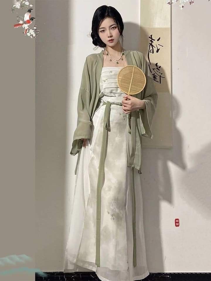Winter in Ancient Hanfu Fashion:A Tale of a Little Girl in Traditional Chinese Dress Winter in Ancient Hanfu Fashion:A Tale of a Little Girl in Traditional Chinese Dress