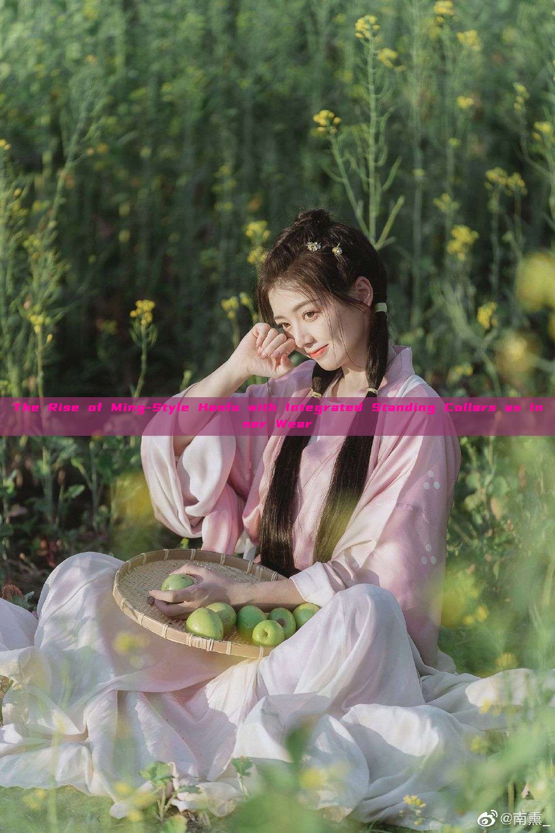 The Rise of Ming-Style Hanfu with Integrated Standing Collars as Inner Wear The Rise of Ming-Style Hanfu with Integrated Standing Collars as Inner Wear