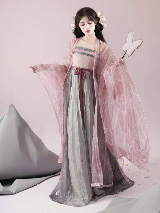 Lin Daiyus Hanfu Style:A Fae-like Allure Lin Daiyus Hanfu Style:A Fae-like Allure