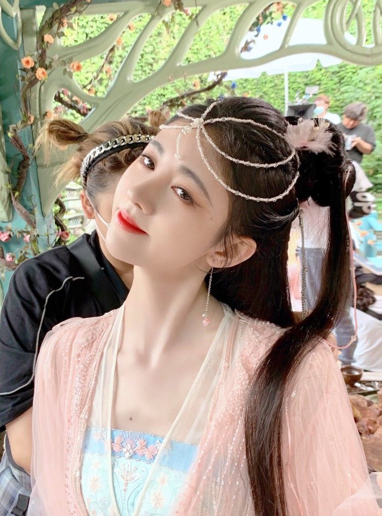 Petite Girls in Cheongsam:The Charm of Youthful Traditional Beauty