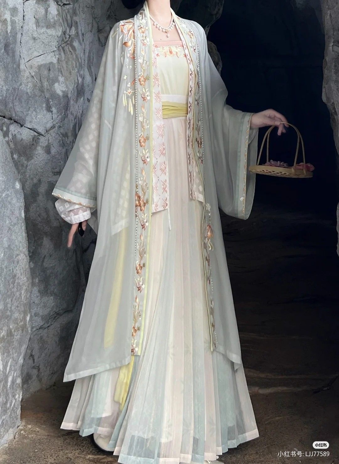 Winter Warm-up:Traditional Chinese Girls New Years Outfit with Thickened Hanfu