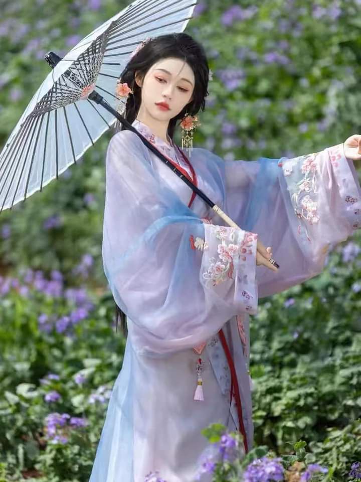 Lu Yuxiaos Cheongsam Elegance:A Closer Look into the Traditional Beauty Lu Yuxiaos Cheongsam Elegance:A Closer Look into the Traditional Beauty