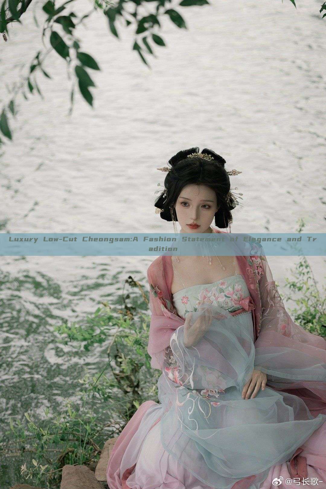 Luxury Low-Cut Cheongsam:A Fashion Statement of Elegance and Tradition Luxury Low-Cut Cheongsam:A Fashion Statement of Elegance and Tradition