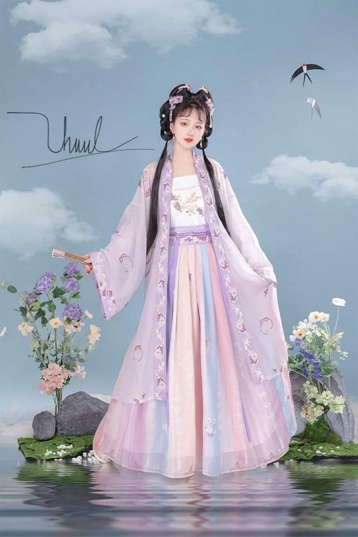Little Girls in Chinese Traditional Hanfu Headwear:Embracing the Essence of Chinese Culture