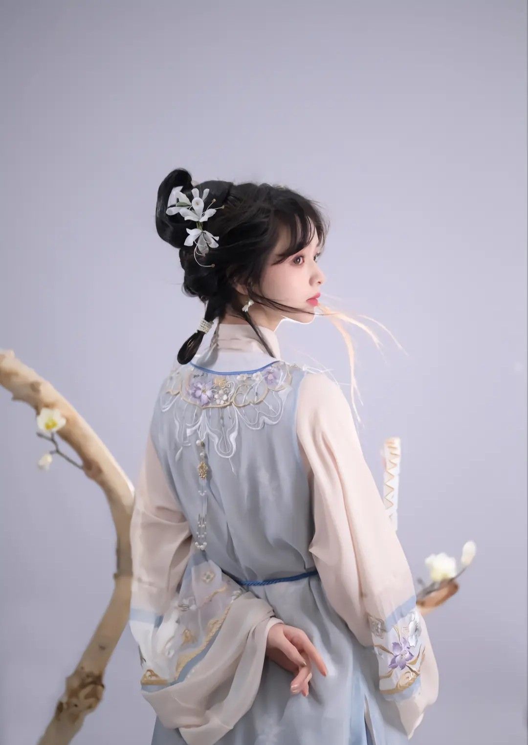 The Charm of a Light Green Horseface Skirt:A Closer Look into Traditional Chinese Clothing The Charm of a Light Green Horseface Skirt:A Closer Look into Traditional Chinese Clothing
