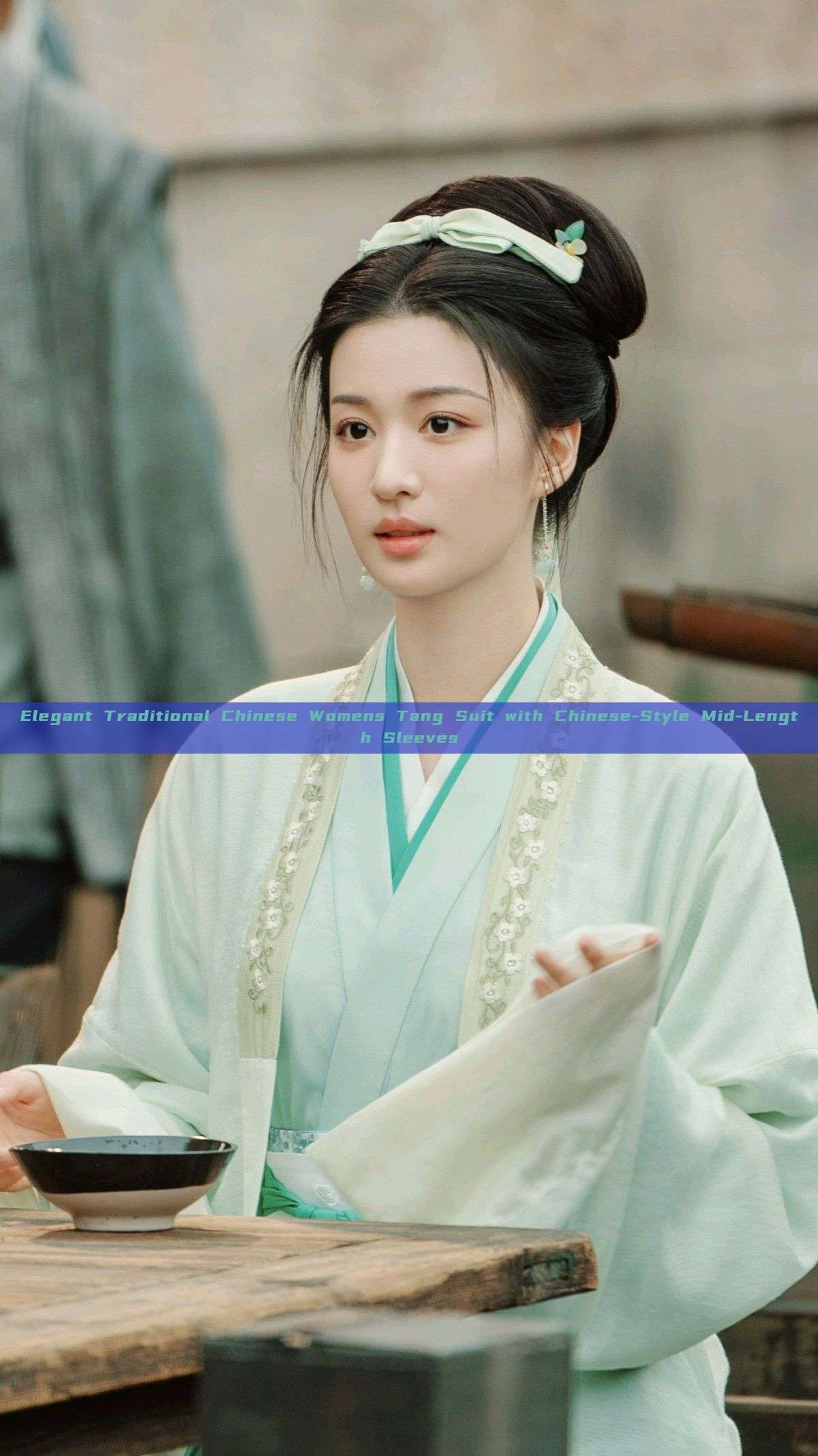 Elegant Traditional Chinese Womens Tang Suit with Chinese-Style Mid-Length Sleeves Elegant Traditional Chinese Womens Tang Suit with Chinese-Style Mid-Length Sleeves