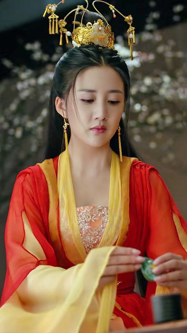 The Evolution of Hanfu Costumes for Girl Performers:A Journey into Traditional Chinese Elegance