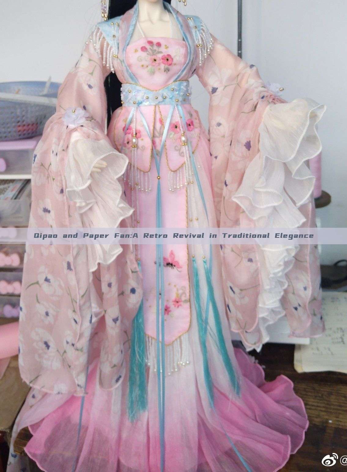 Qipao and Paper Fan:A Retro Revival in Traditional Elegance