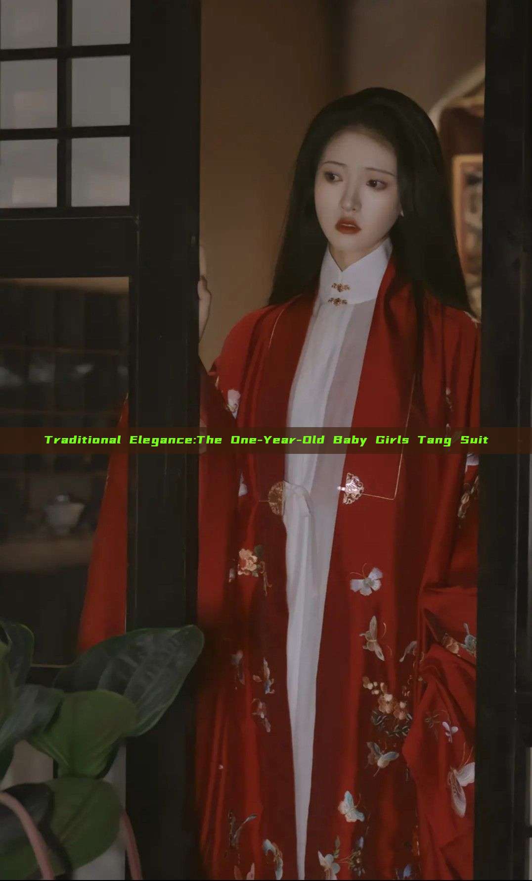 Traditional Elegance:The One-Year-Old Baby Girls Tang Suit Traditional Elegance:The One-Year-Old Baby Girls Tang Suit