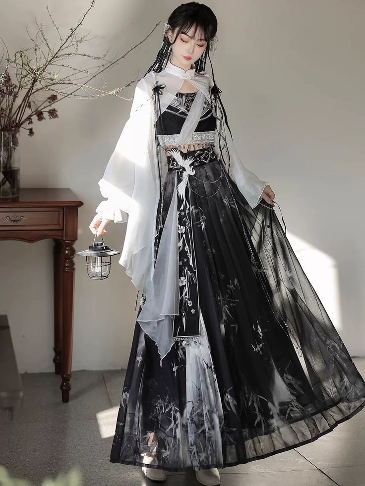 Traditional Flat-Soled Shoes for Women in Ancient Chinese Hanfu Fashion:A Closer Look