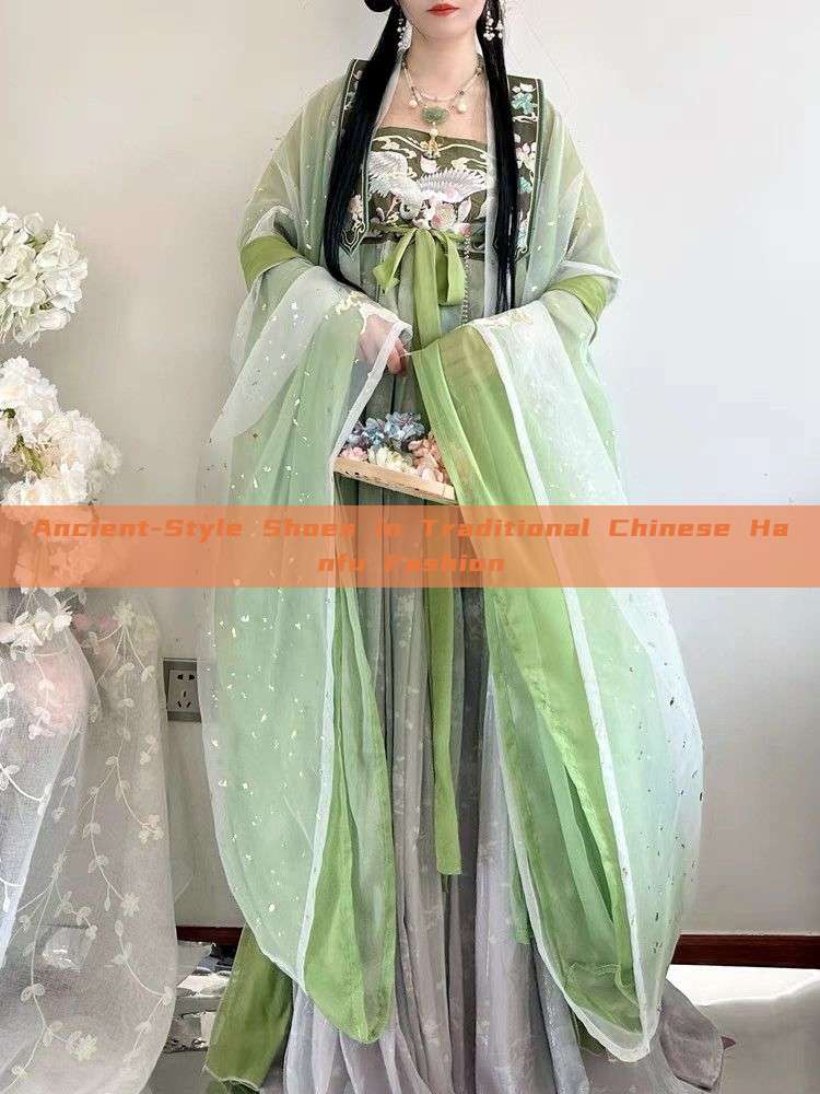 Ancient-Style Shoes in Traditional Chinese Hanfu Fashion Ancient-Style Shoes in Traditional Chinese Hanfu Fashion