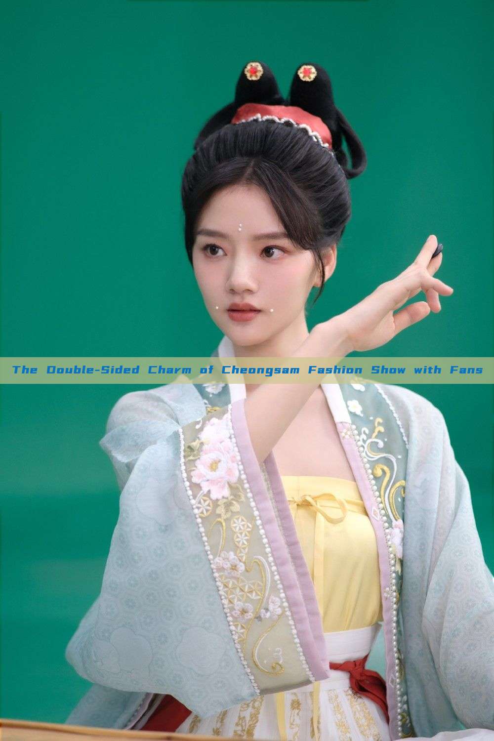The Double-Sided Charm of Cheongsam Fashion Show with Fans The Double-Sided Charm of Cheongsam Fashion Show with Fans