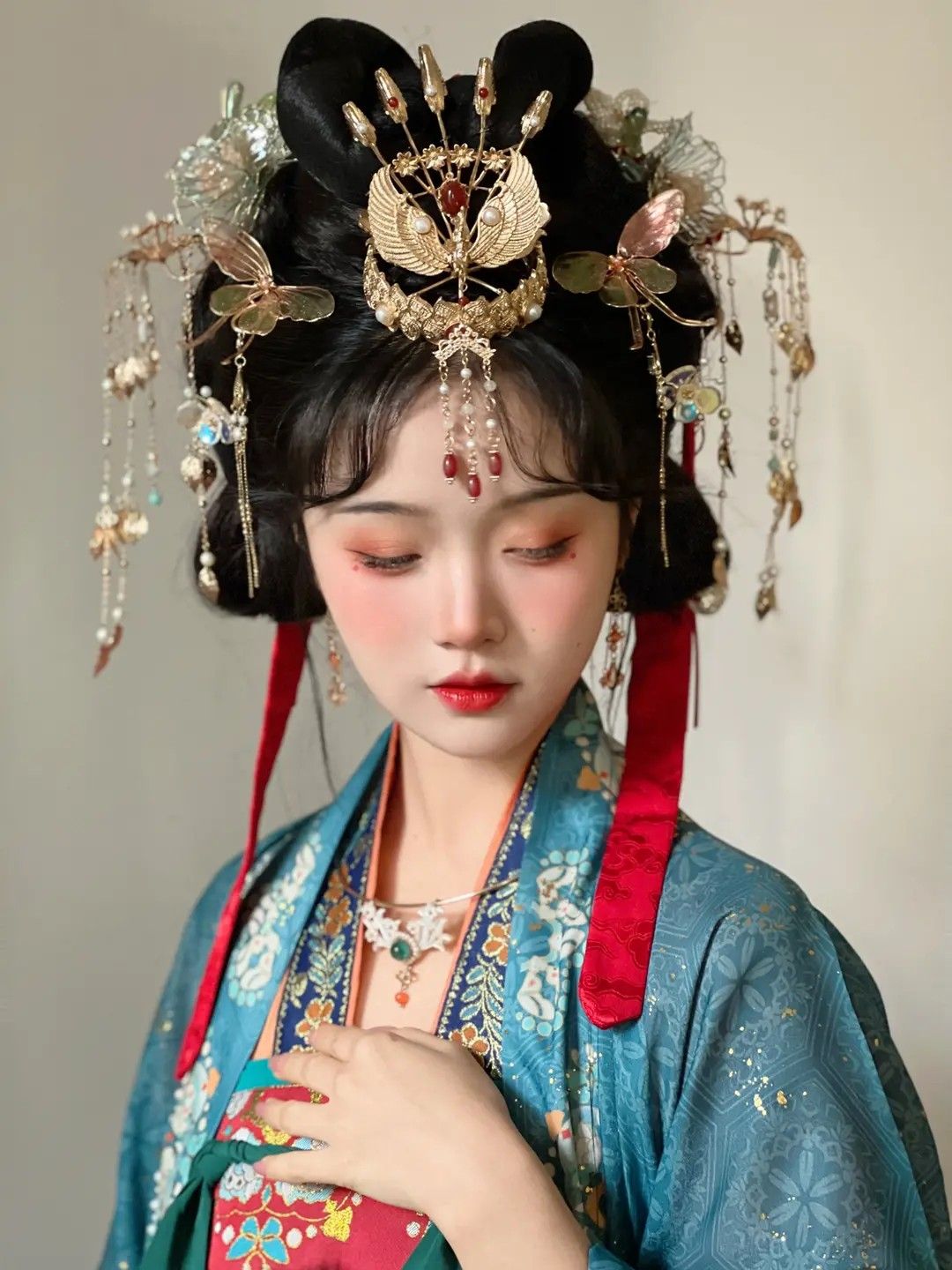 Reinventing Traditional Hanfu Costumes:Modernizing Ancient Elegance