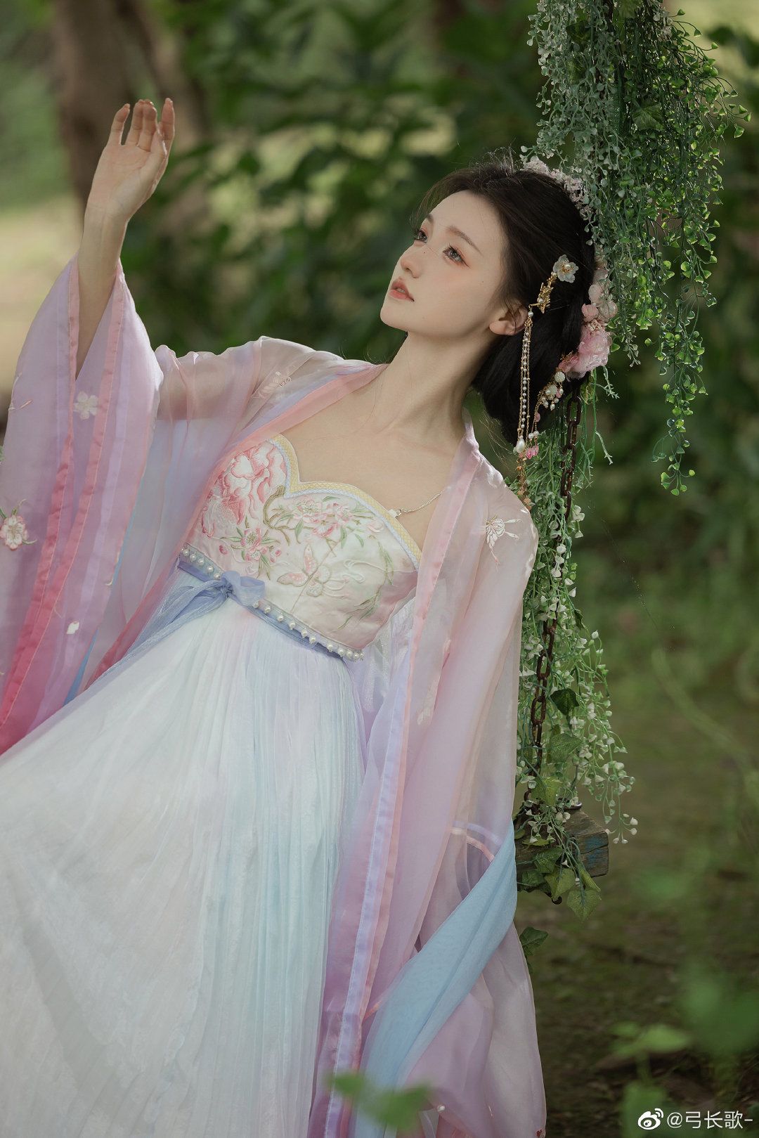 Traditional Wedding Gowns:The Enchantment of Hanfu for Modern Brides Traditional Wedding Gowns:The Enchantment of Hanfu for Modern Brides
