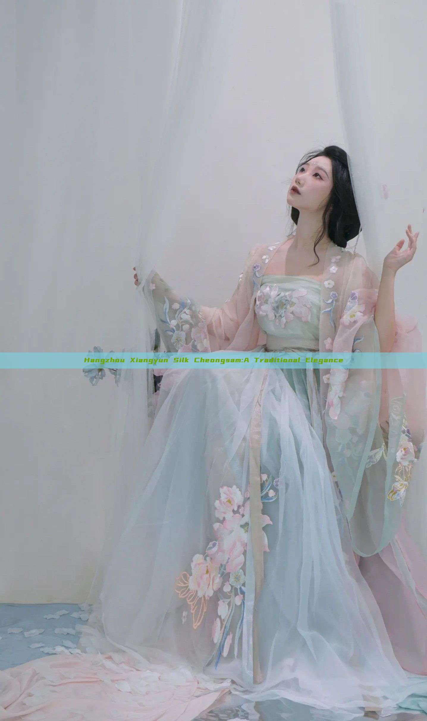 Hangzhou Xiangyun Silk Cheongsam:A Traditional Elegance Hangzhou Xiangyun Silk Cheongsam:A Traditional Elegance