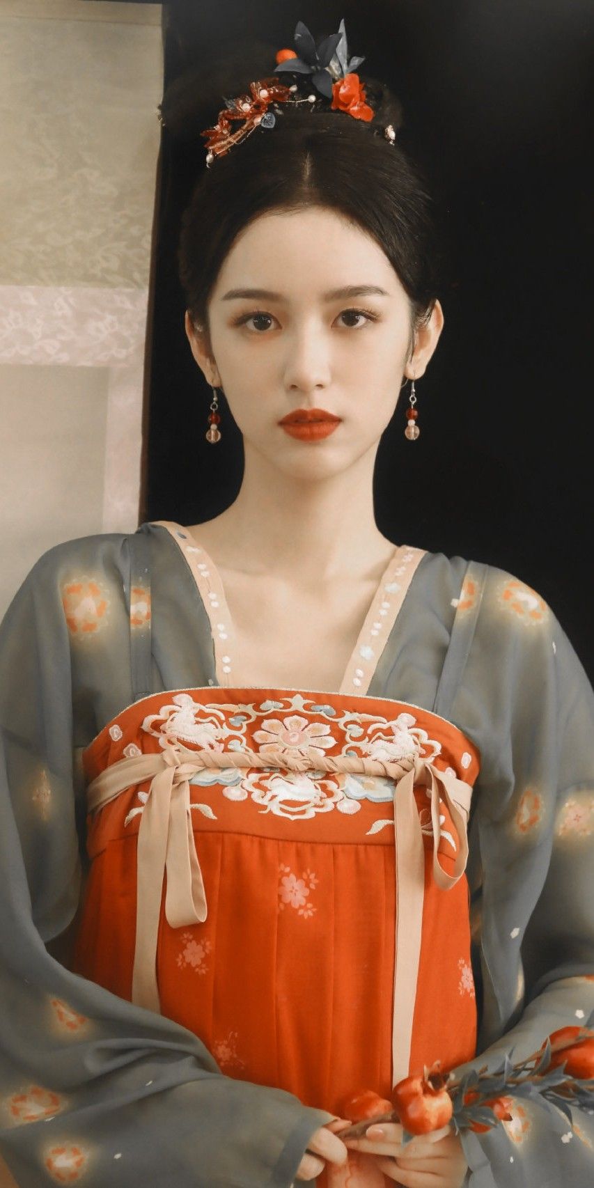 The Enchanting Beauty of a Girl Child in Traditional Huanshi:The Flower Goddess in Hanfu Attire The Enchanting Beauty of a Girl Child in Traditional Huanshi:The Flower Goddess in Hanfu Attire