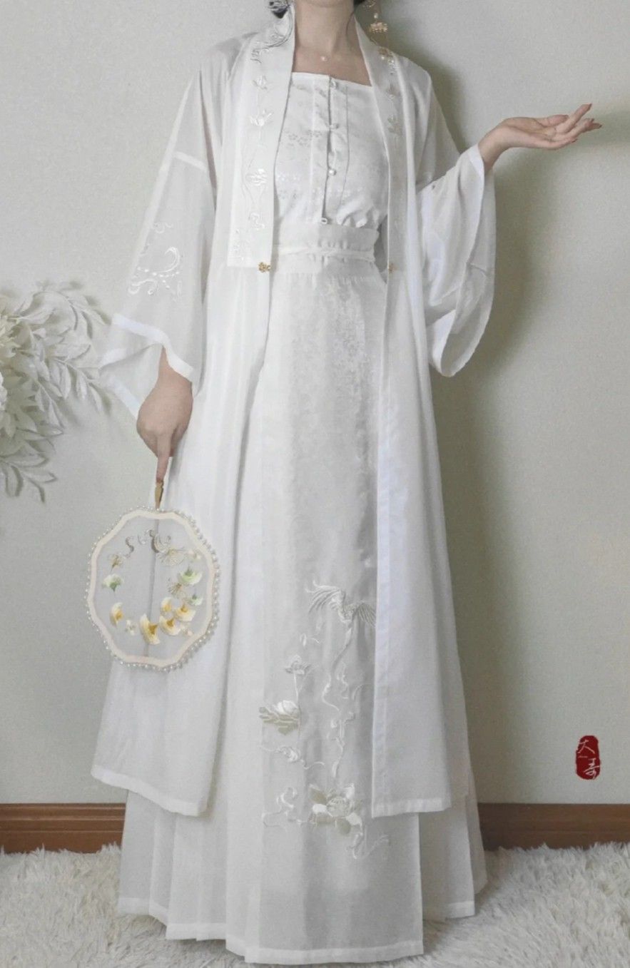 The Splendor of Hanfu:Yang Yuhuans Fashion in the Tang Dynasty The Splendor of Hanfu:Yang Yuhuans Fashion in the Tang Dynasty