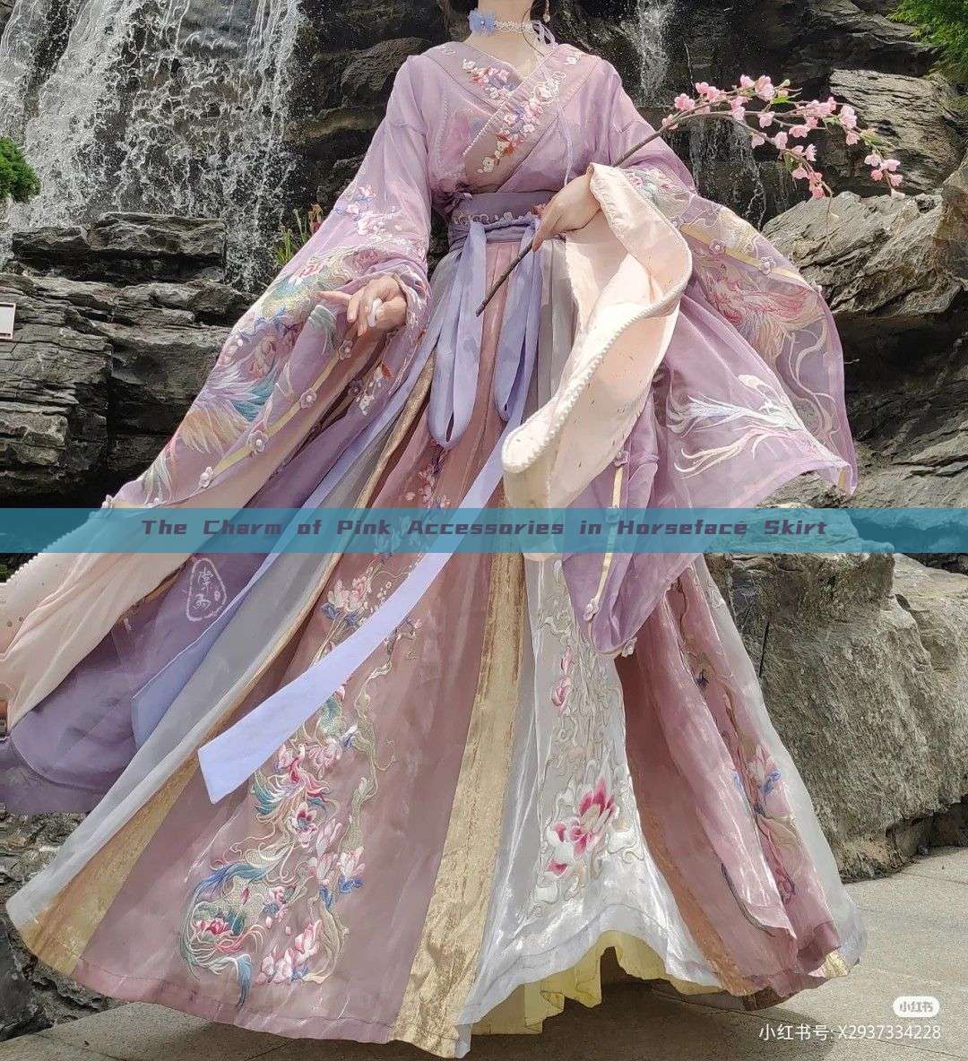 The Charm of Pink Accessories in Horseface Skirt The Charm of Pink Accessories in Horseface Skirt