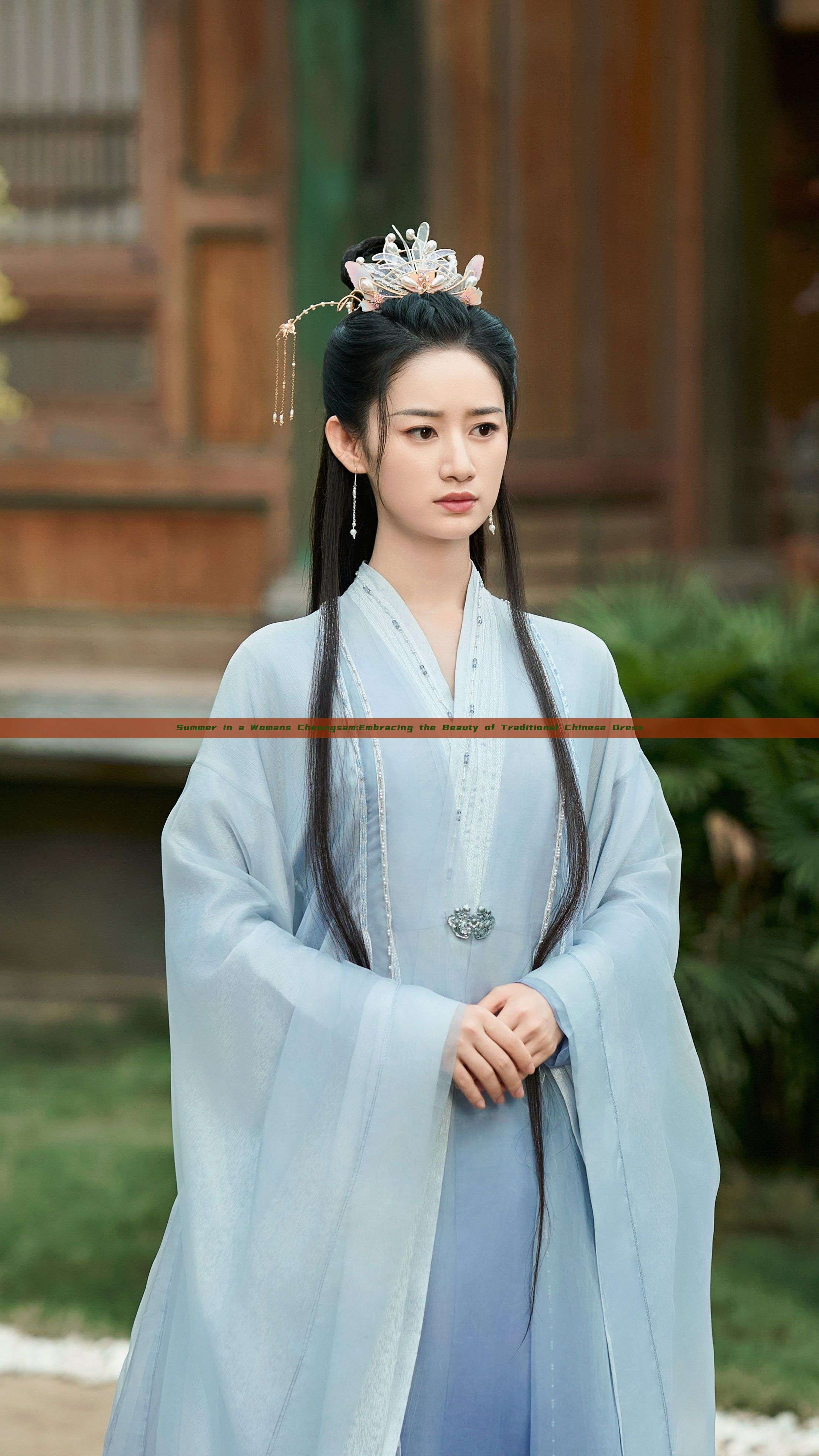 Summer in a Womans Cheongsam:Embracing the Beauty of Traditional Chinese Dress Summer in a Womans Cheongsam:Embracing the Beauty of Traditional Chinese Dress
