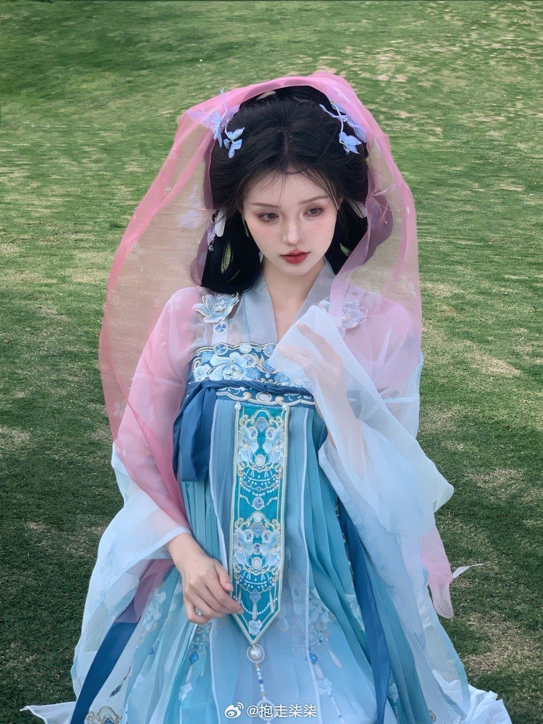 The Evolution of Traditional Hanfu Costumes in the Workwear of Foot Bath Technicians The Evolution of Traditional Hanfu Costumes in the Workwear of Foot Bath Technicians