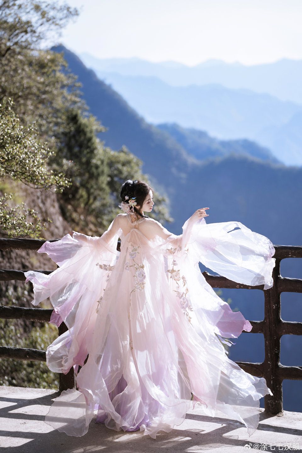 New Chinese Style Cheongsam:Embracing the Pure and Seductive Charm of Qixiao Fashion New Chinese Style Cheongsam:Embracing the Pure and Seductive Charm of Qixiao Fashion