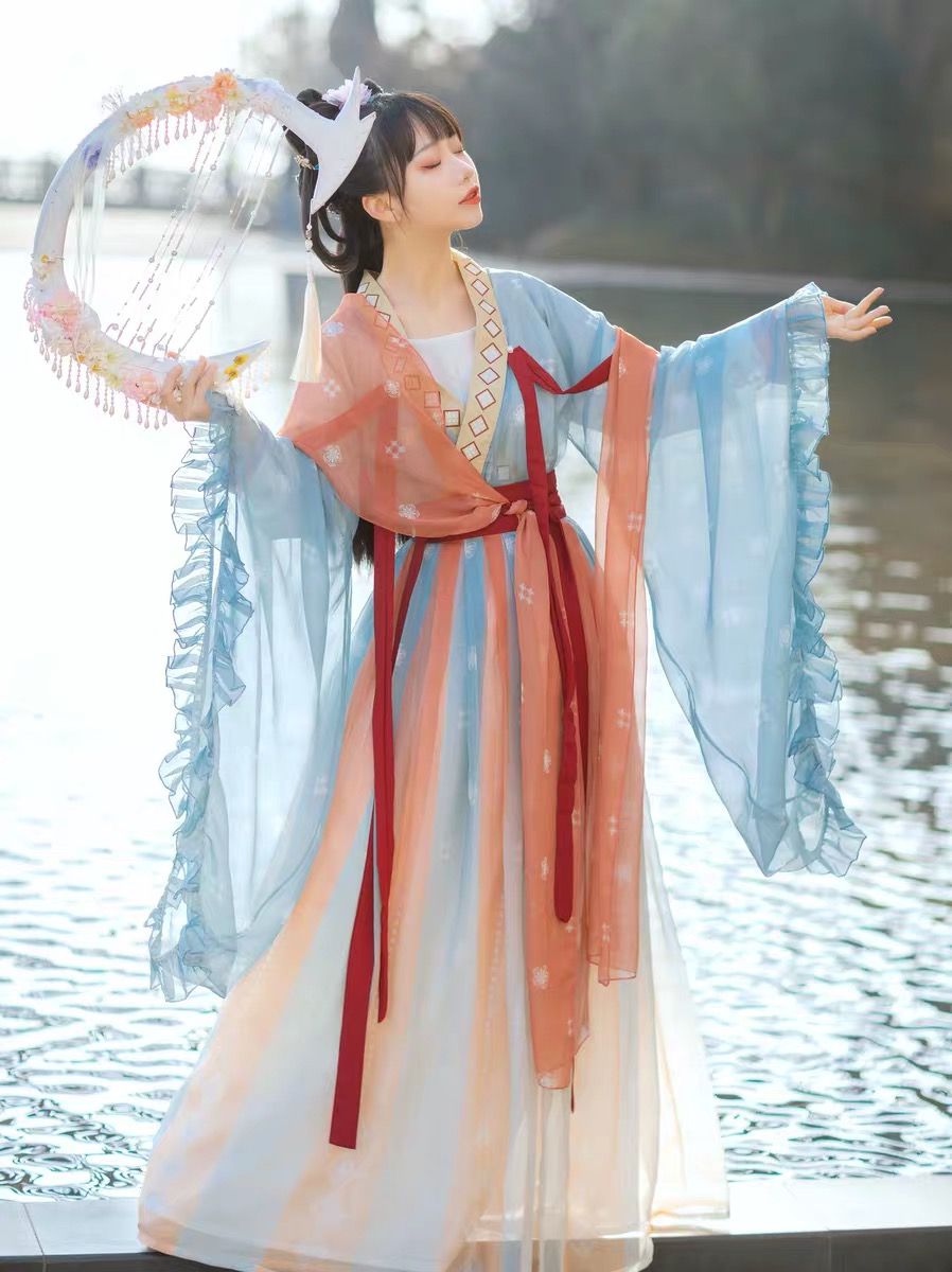 Daily Life with Modernized Hanfu:A Couples Journey Daily Life with Modernized Hanfu:A Couples Journey