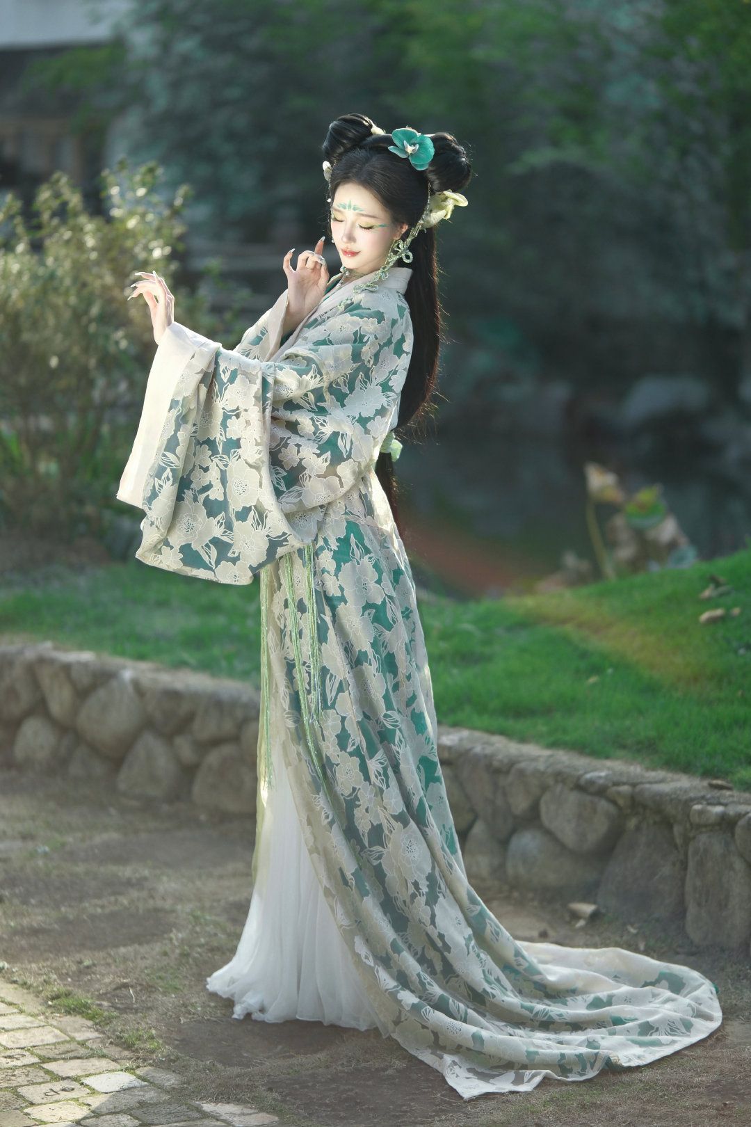 The Enchantment of Shan Jian Deer in Traditional Chinese Clothing The Enchantment of Shan Jian Deer in Traditional Chinese Clothing