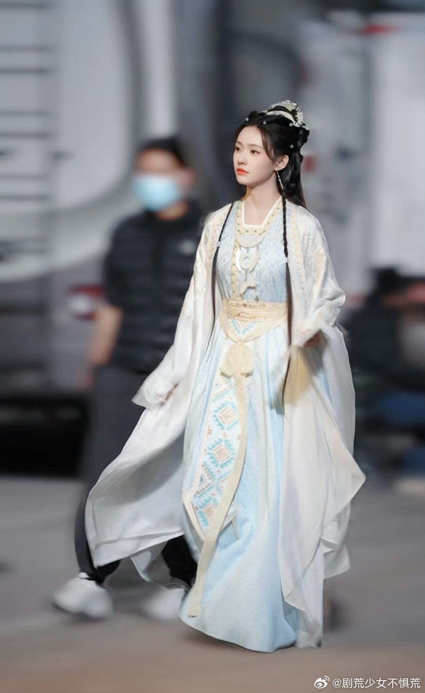 Heavy Industry Cheongsam and Toast Gowns for Autumn Winter:A Blend of Tradition and Modernity