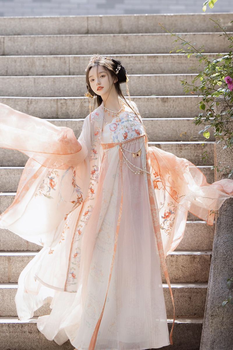 Ethereal Dreams in Hanfu:Embracing the Starry River of Dreams in Traditional Splendor