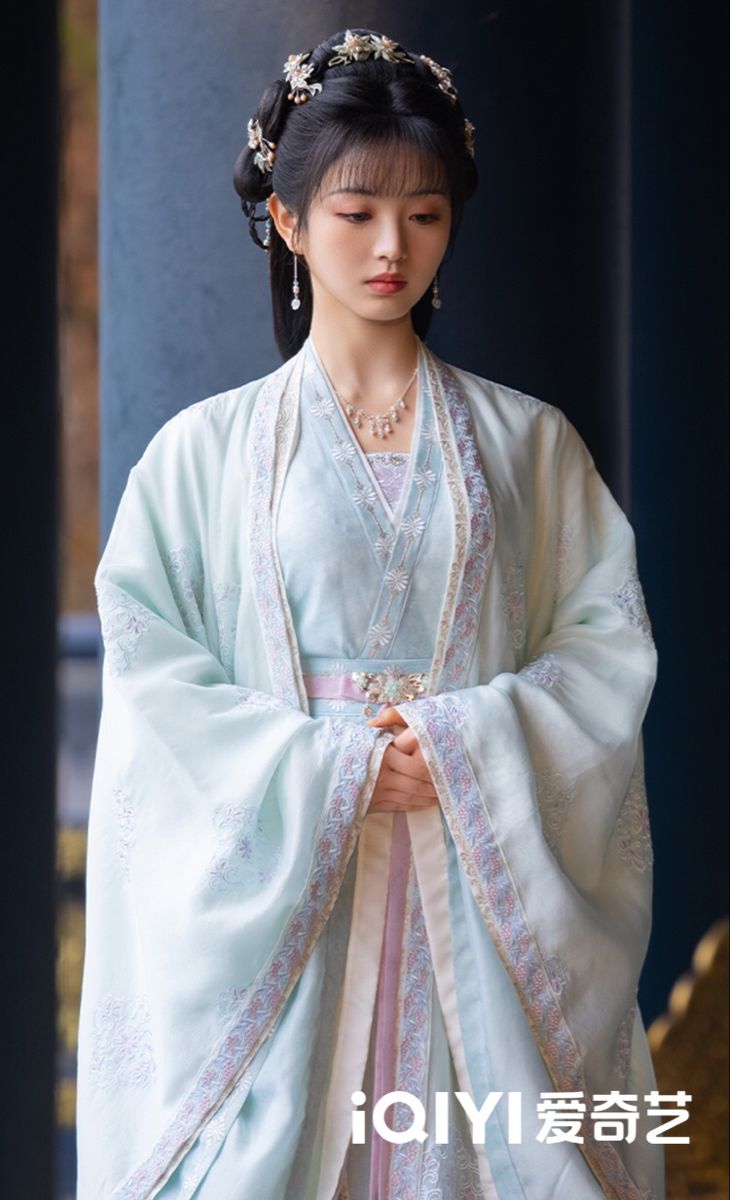 Ancient Elegance Reimagined:Womens Autumn-Winter Dress Collection of Traditional Chinese Costume Ancient Elegance Reimagined:Womens Autumn-Winter Dress Collection of Traditional Chinese Costume