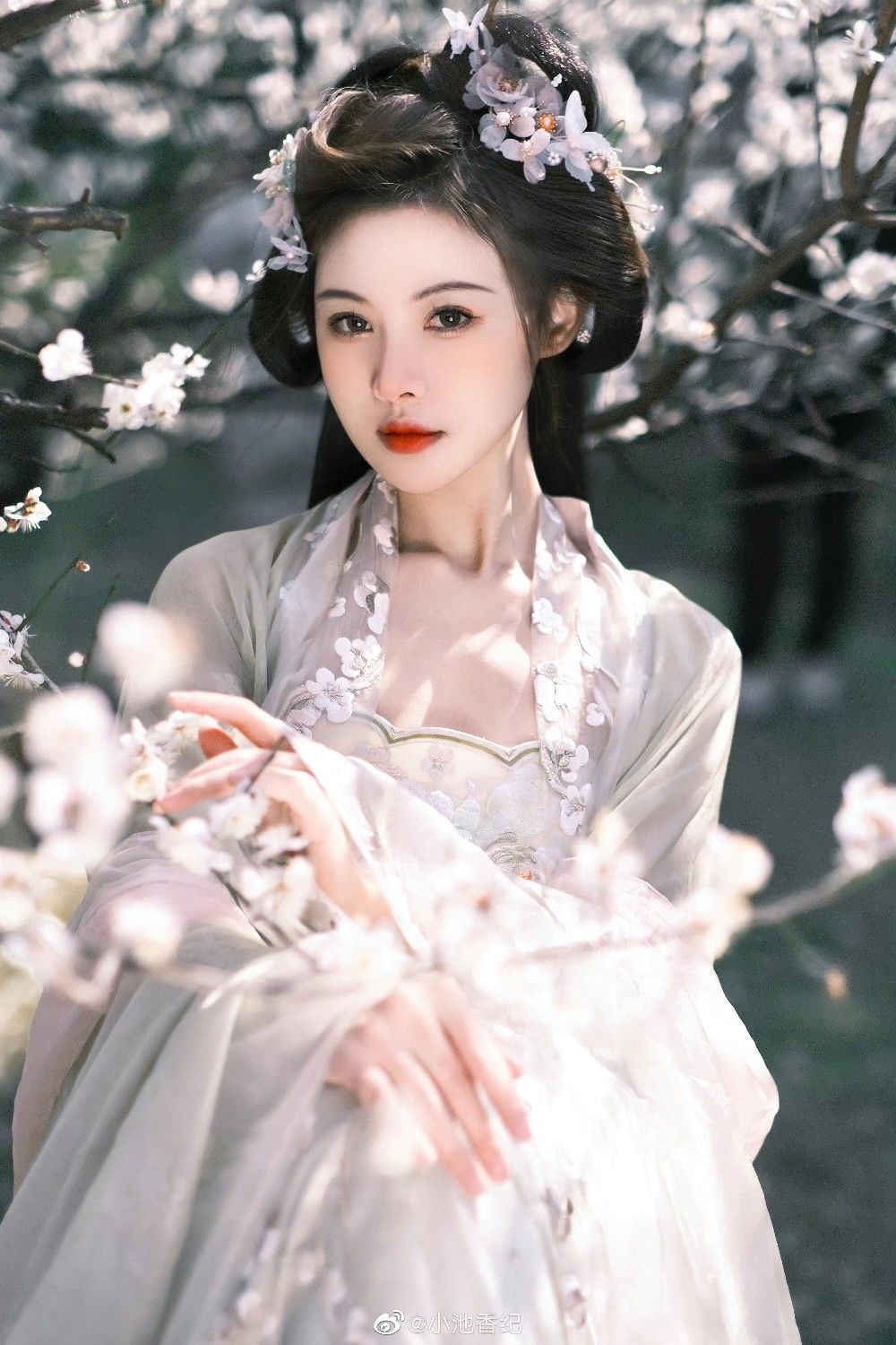 The Twelve-Year Journey in Traditional Chinese Fashion:The Revival of Hanfu