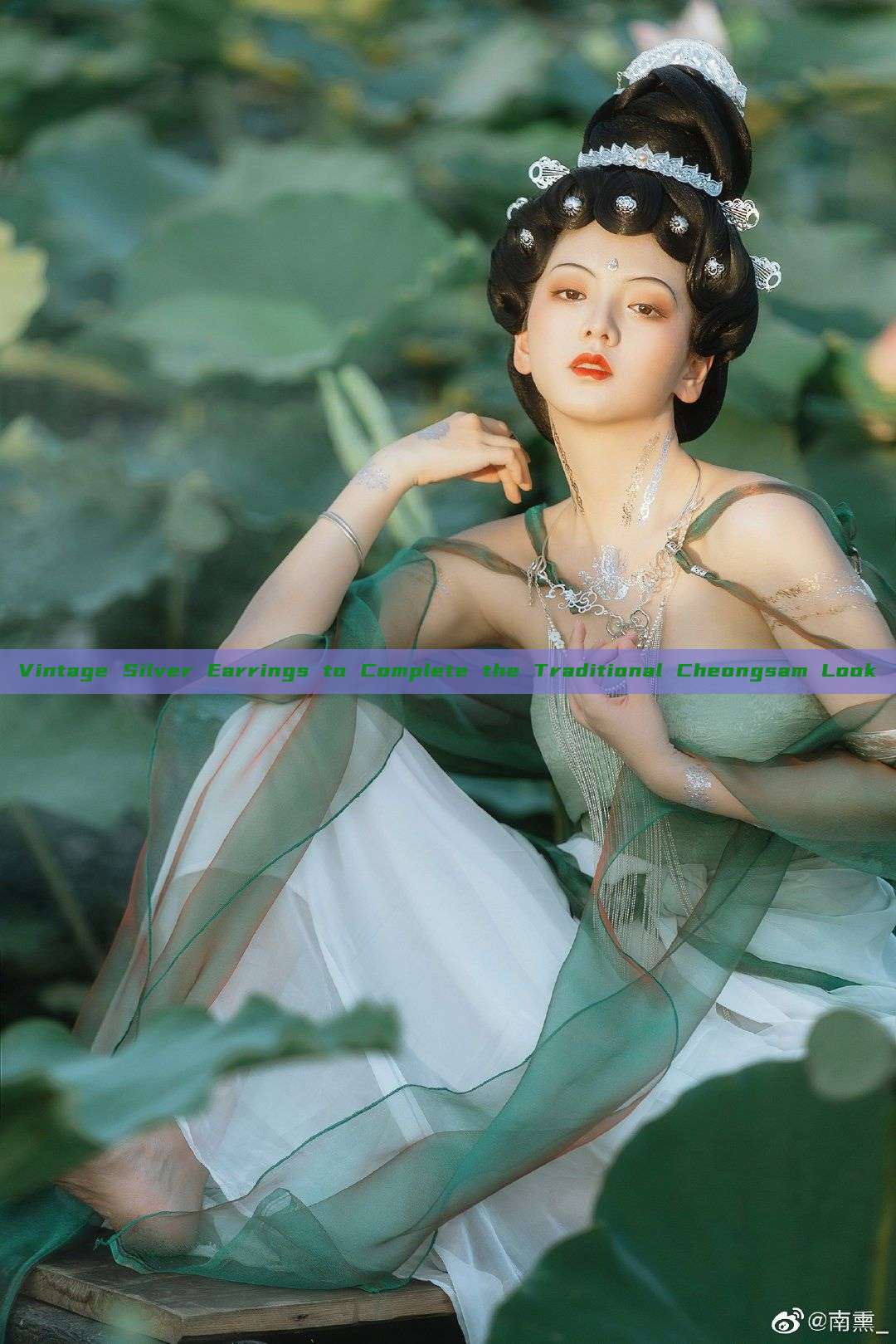 Vintage Silver Earrings to Complete the Traditional Cheongsam Look Vintage Silver Earrings to Complete the Traditional Cheongsam Look