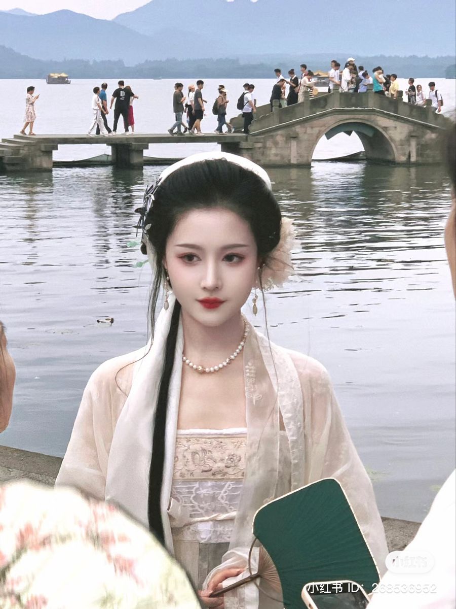 The Elegance of Cheongsam-Clad礼仪小姐 The Elegance of Cheongsam-Clad礼仪小姐