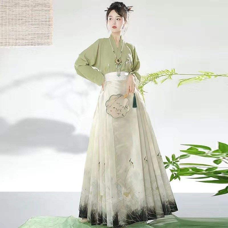 Yasaka:The Splendor of Zhao Lusis Hanfu Fashion Yasaka:The Splendor of Zhao Lusis Hanfu Fashion