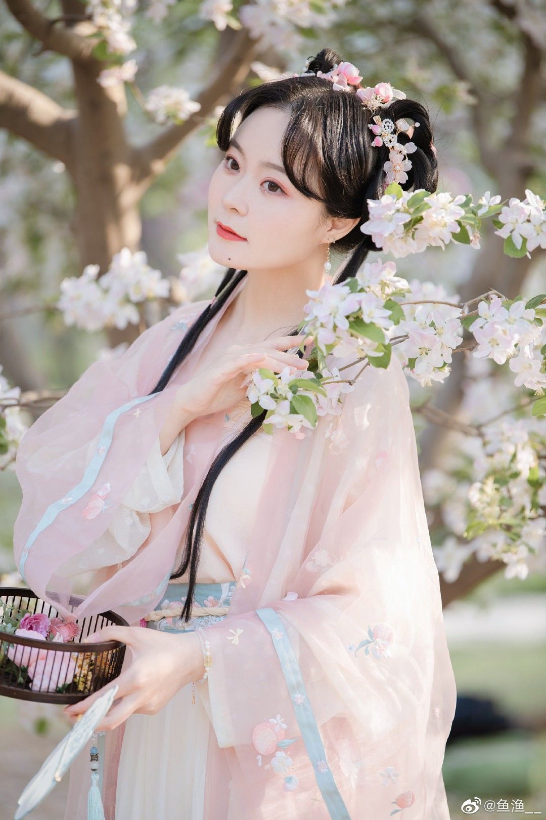 The Revival of Traditional Hanfu Fashion for Ten-Year-Old Children The Revival of Traditional Hanfu Fashion for Ten-Year-Old Children