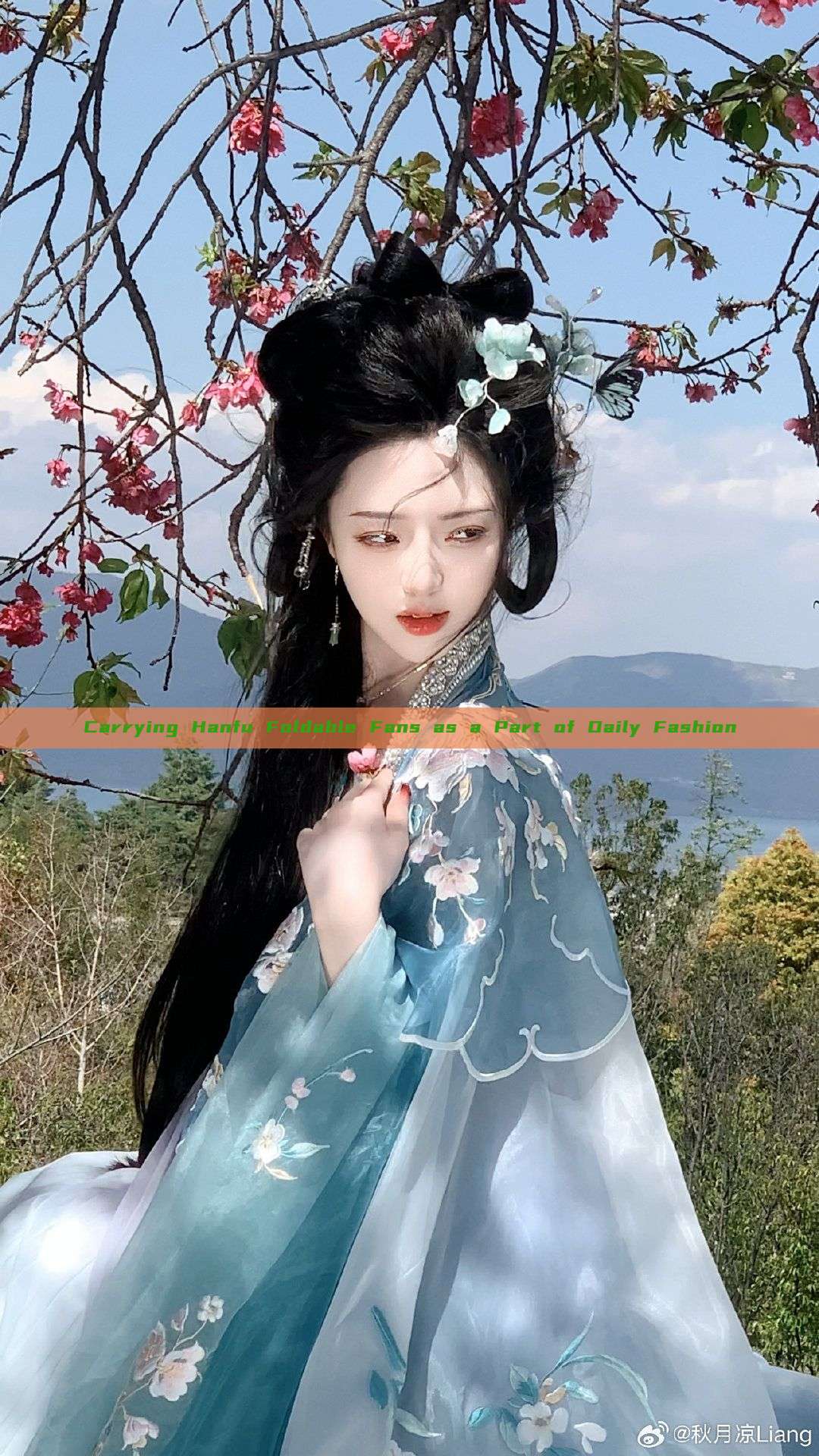 Carrying Hanfu Foldable Fans as a Part of Daily Fashion Carrying Hanfu Foldable Fans as a Part of Daily Fashion