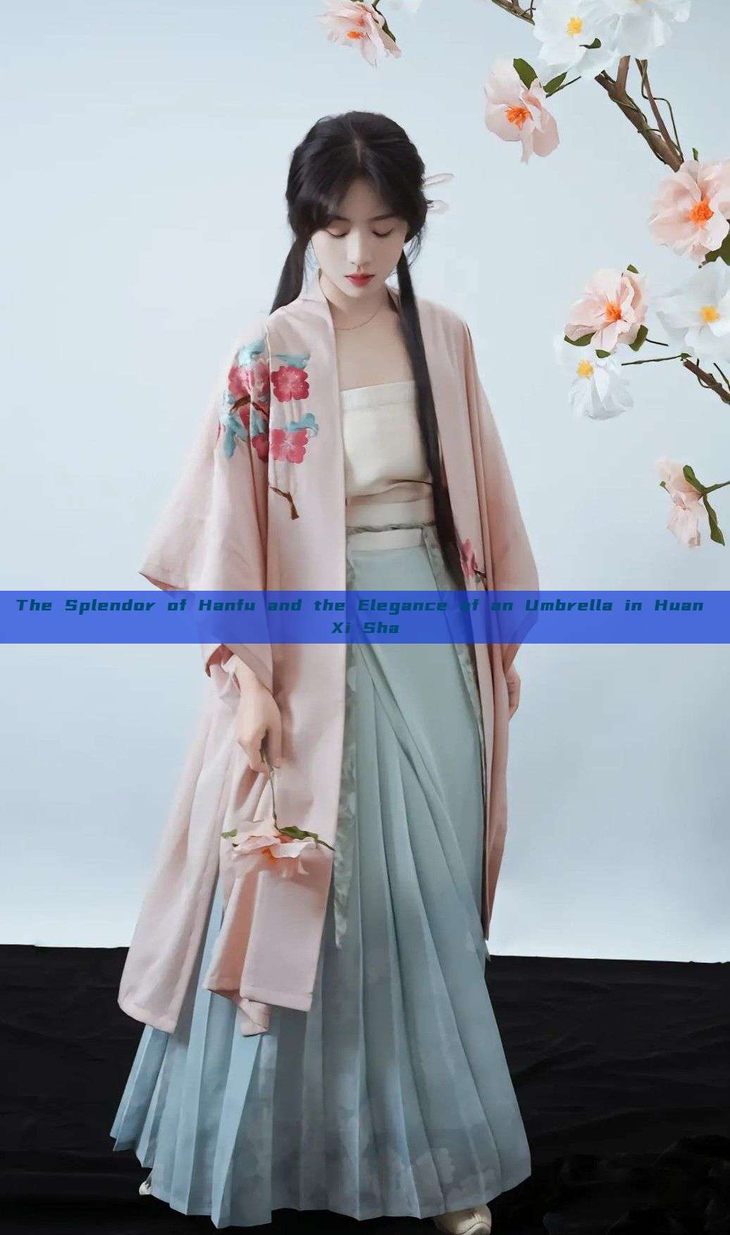 The Splendor of Hanfu and the Elegance of an Umbrella in Huan Xi Sha