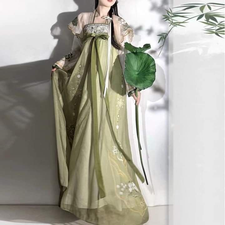 The Splendor of a 10-Year-Old Tang Dynasty Hanfu Girl