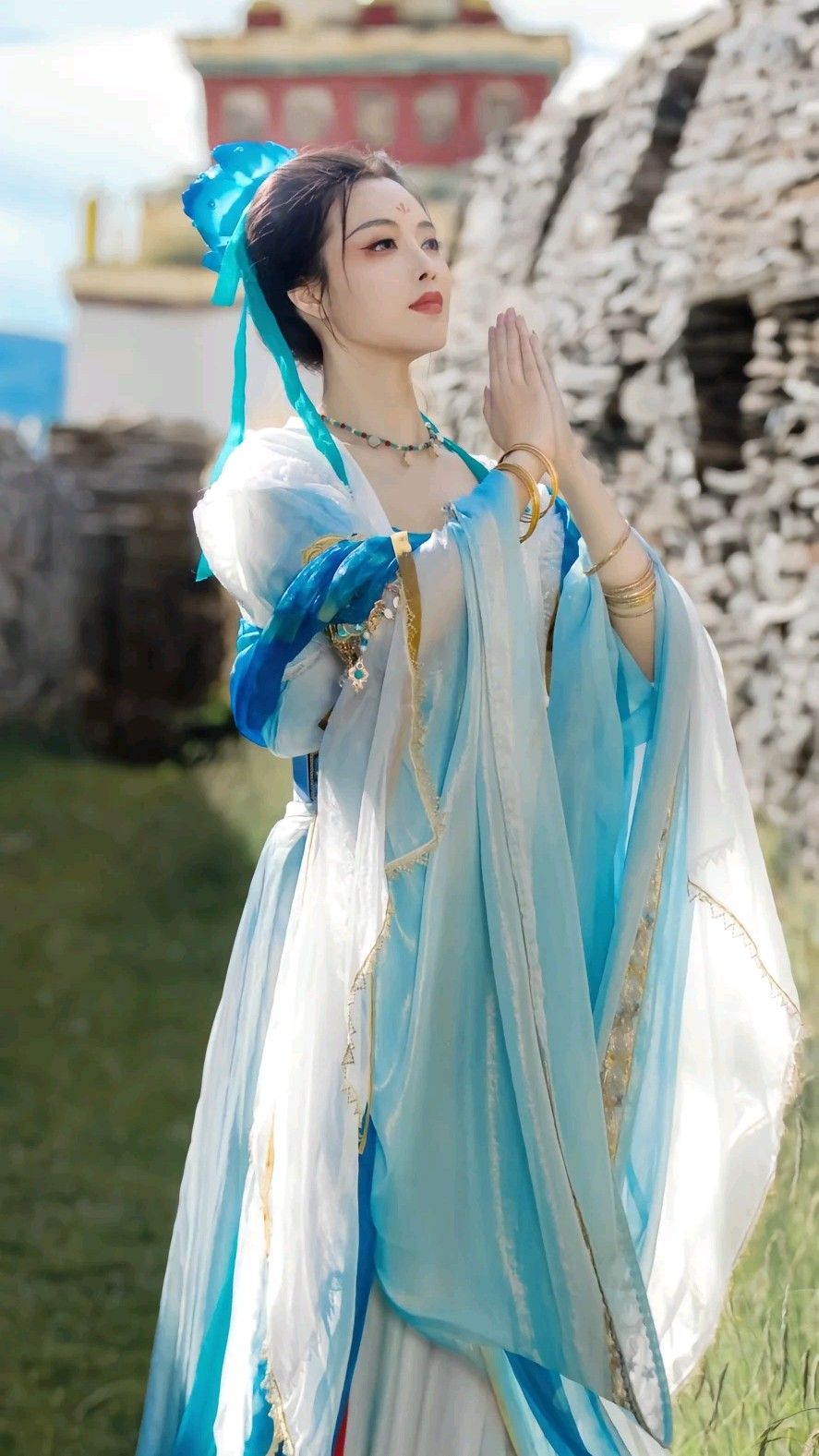 Song-Style Hanfu Fashion for Young Girls:A Closer Look into Traditional Chinese Attire
