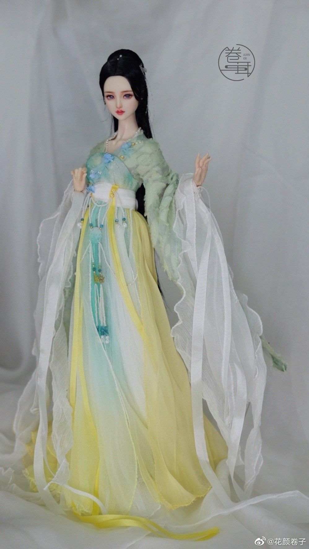 Petite Power:The Rise of Hanfu Fashion for Adult Women with a Miniature Frame
