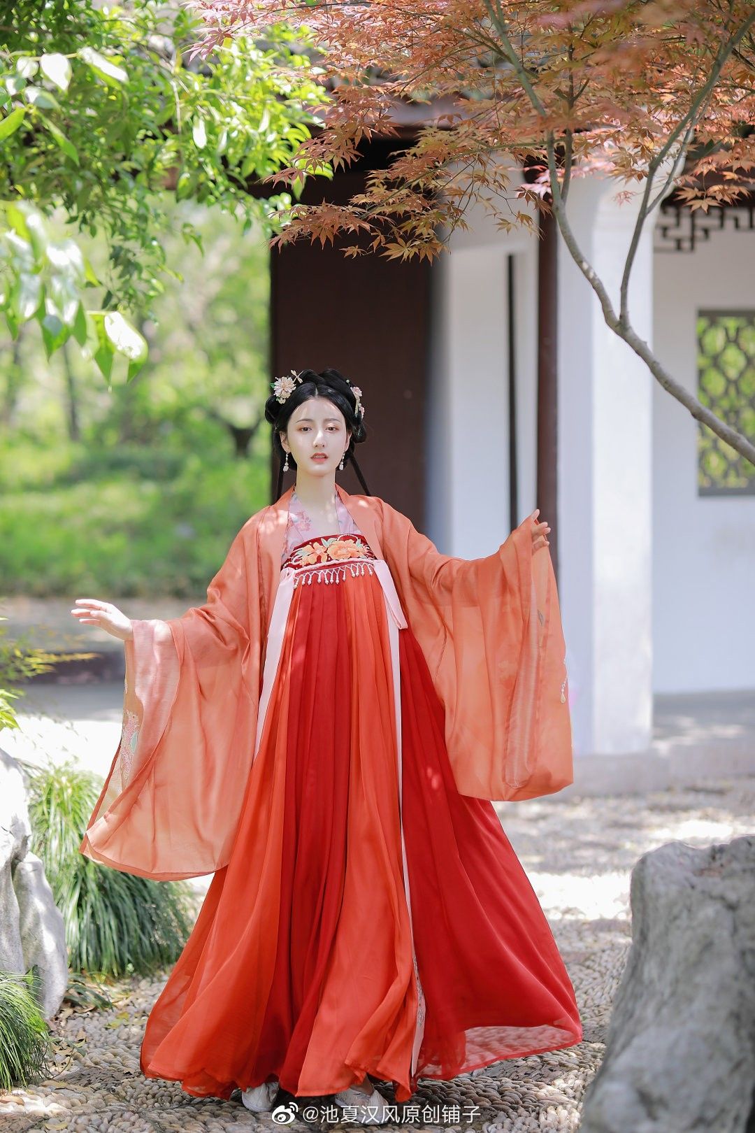 Ancient Costume for Young Girls:A Delicate and Thin Design