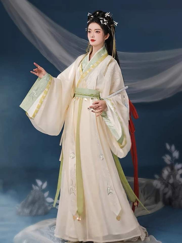 Elegant Cheongsam Show with Feather Fans:A Glimpse into Traditional Chinese Beauty Elegant Cheongsam Show with Feather Fans:A Glimpse into Traditional Chinese Beauty