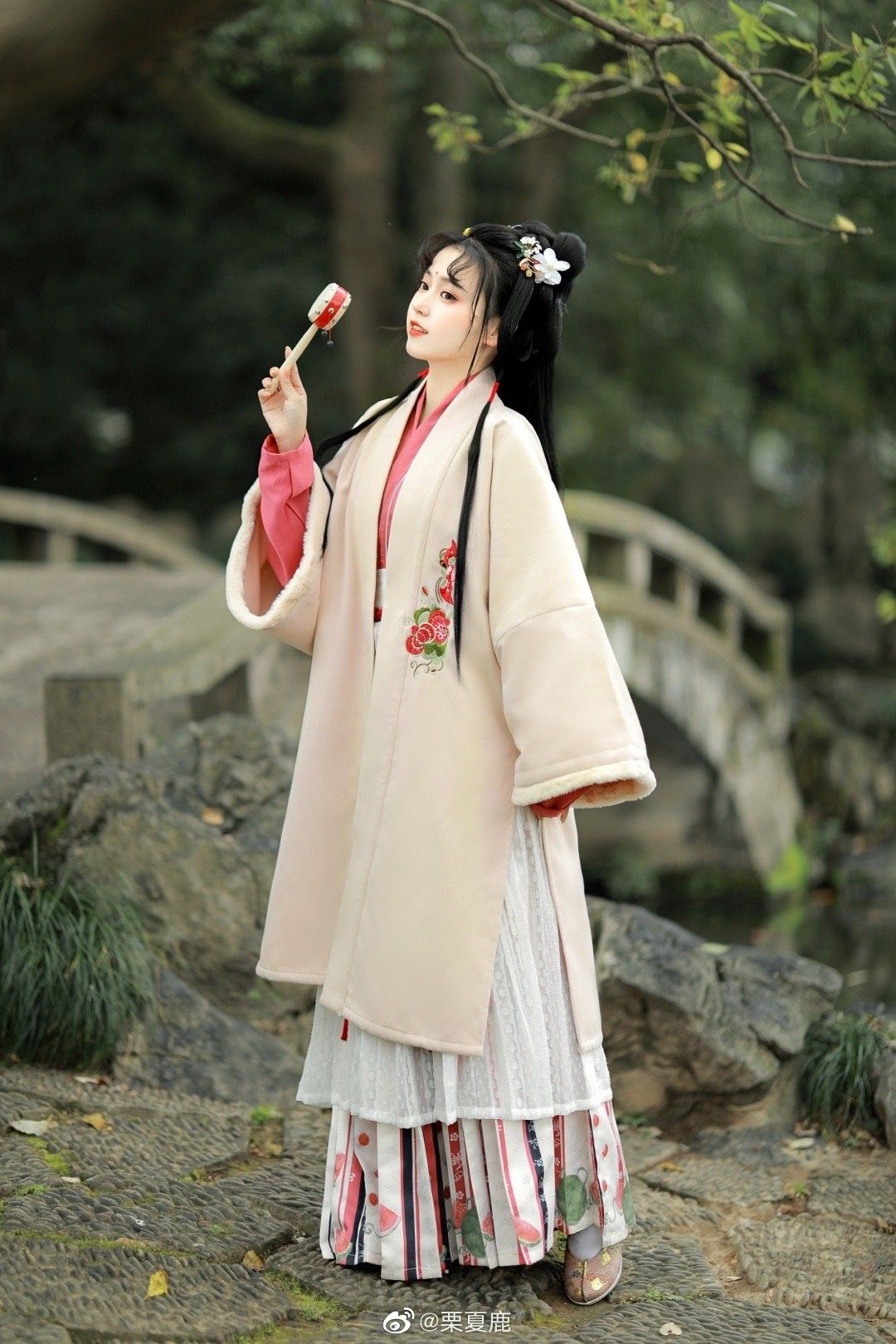 The Dominant Charm of Hanfu in the Wei,Jin,North and South Dynasties The Dominant Charm of Hanfu in the Wei,Jin,North and South Dynasties