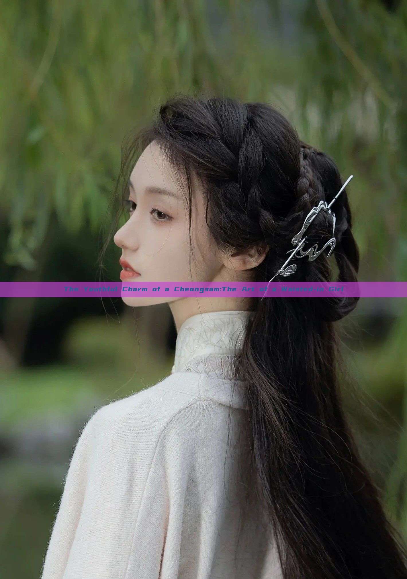 The Youthful Charm of a Cheongsam:The Art of a Waisted-in Girl