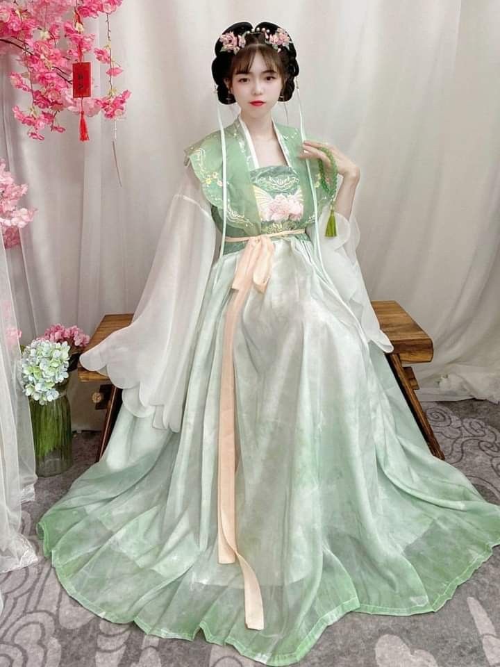 Modernizing Hanfu:The Evolution of Traditional Chinese Fashion for Modern Daily Life Modernizing Hanfu:The Evolution of Traditional Chinese Fashion for Modern Daily Life
